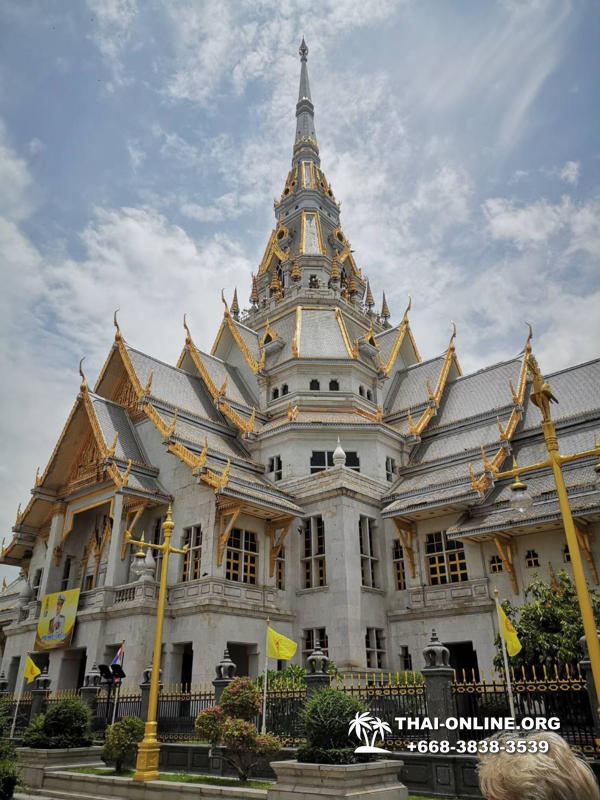 Однодневная экскурсия туристической компании Magic Thai Online из Паттайи в Чачоенгсао, храм Розового и Черного Ганеши, мумии монахов, храм Ват Сопхон, остров в виде лотоса - фото 49