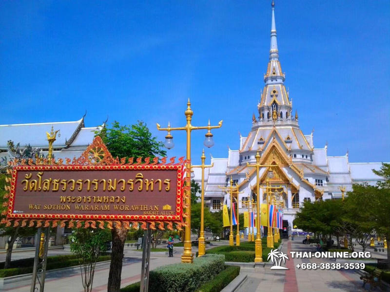 Однодневная экскурсия туристической компании Magic Thai Online из Паттайи в Чачоенгсао, храм Розового и Черного Ганеши, мумии монахов, храм Ват Сопхон, остров в виде лотоса - фото 57