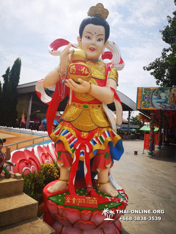 Однодневная экскурсия туристической компании Magic Thai Online из Паттайи в Чачоенгсао, храм Розового и Черного Ганеши, мумии монахов, храм Ват Сопхон, остров в виде лотоса - фото 43