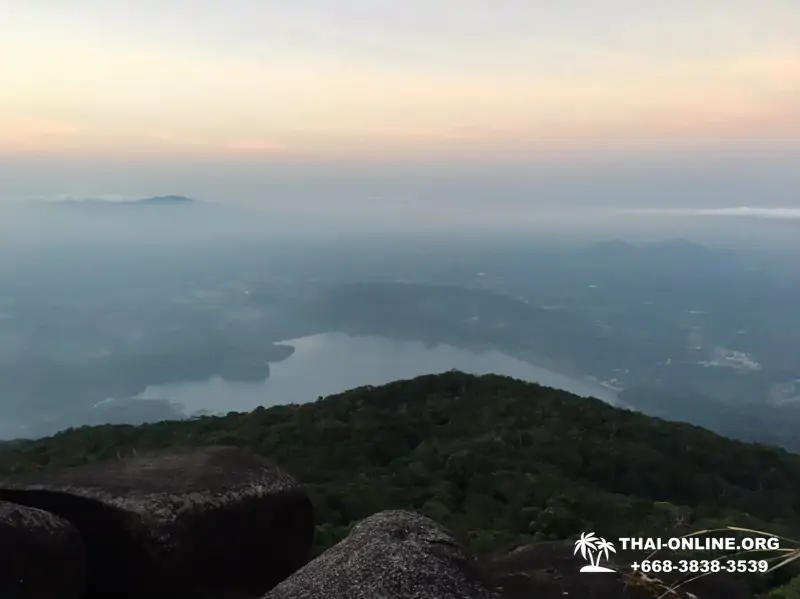 Восхождение к святому камню на горе Китча Кут в Таиланде - фото 139