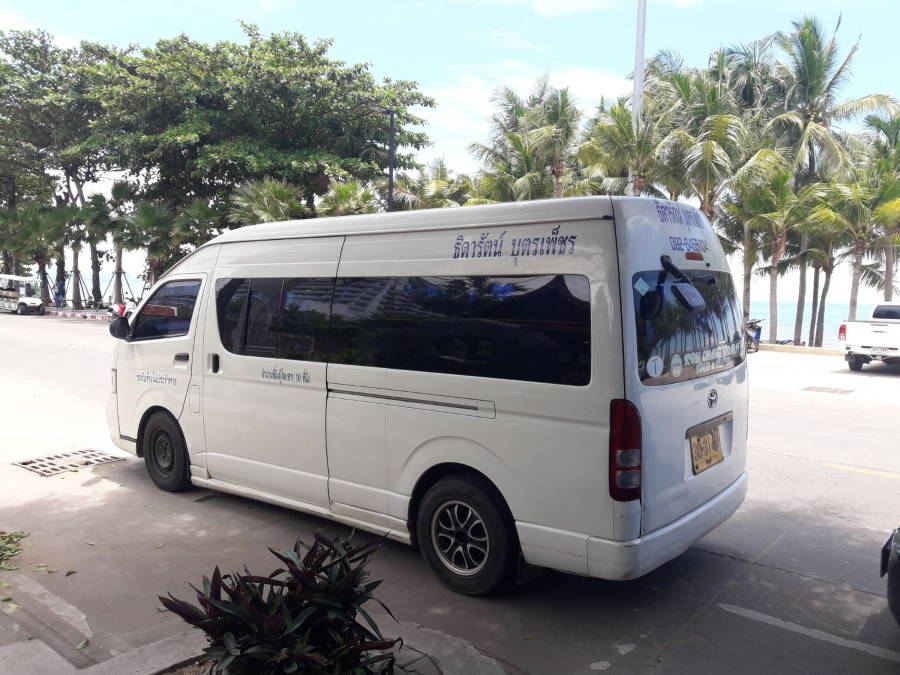 Микроавтобус Toyota Hiace в Паттайе